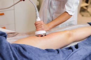 masseur-doing-anti-cellulite-massage-client-spa-beauty-salon-using-oil_343596-4267